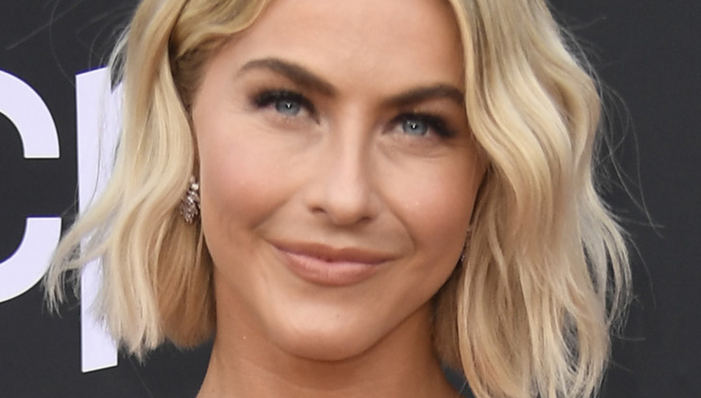 Julianne Hough in posa sul tappeto rosso