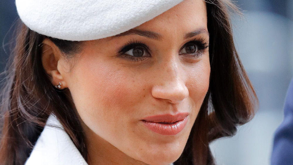 Meghan Markle indossa un cappello bianco