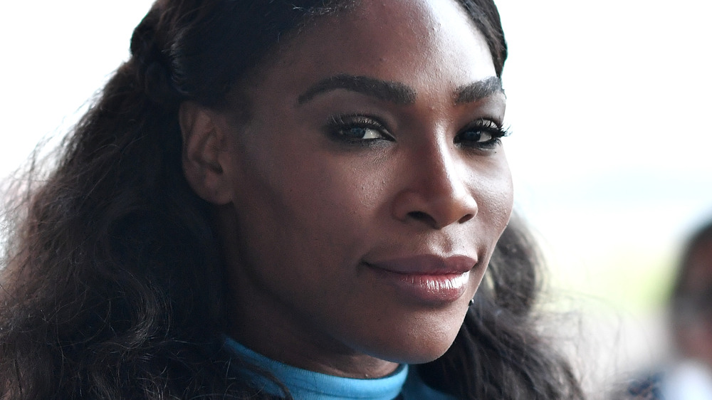 Serena Williams sorride per la telecamera