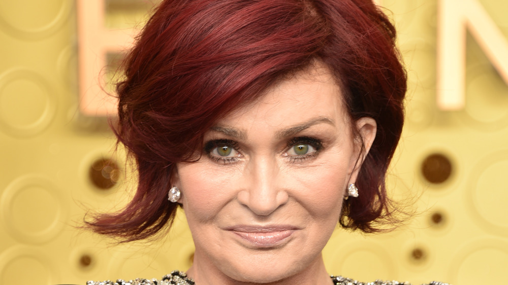 Sharon Osbourne in posa sul tappeto rosso 