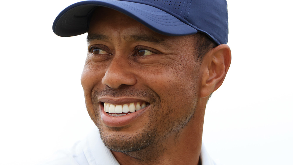 Tiger Woods sorridente in un cappello