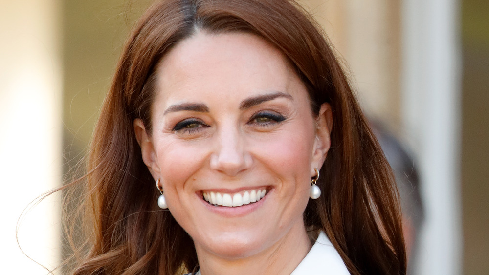 Kate Middleton sorride