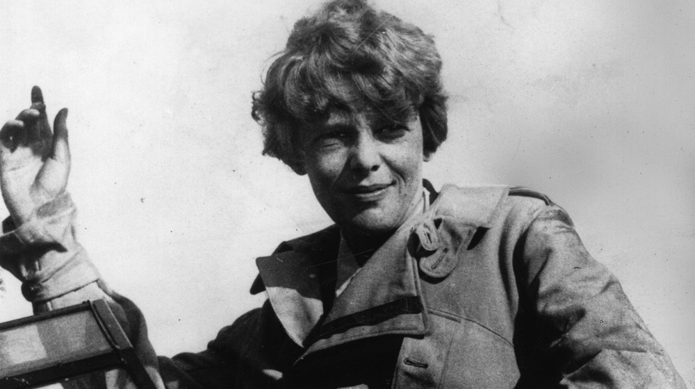 Amelia Earhart in posa