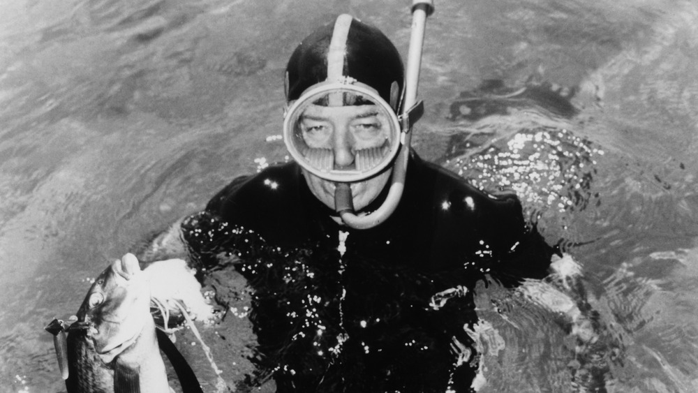 Il primo ministro australiano Harold Holt fa snorkeling