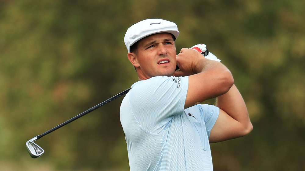 Bryson DeChambeau gioca a golf 