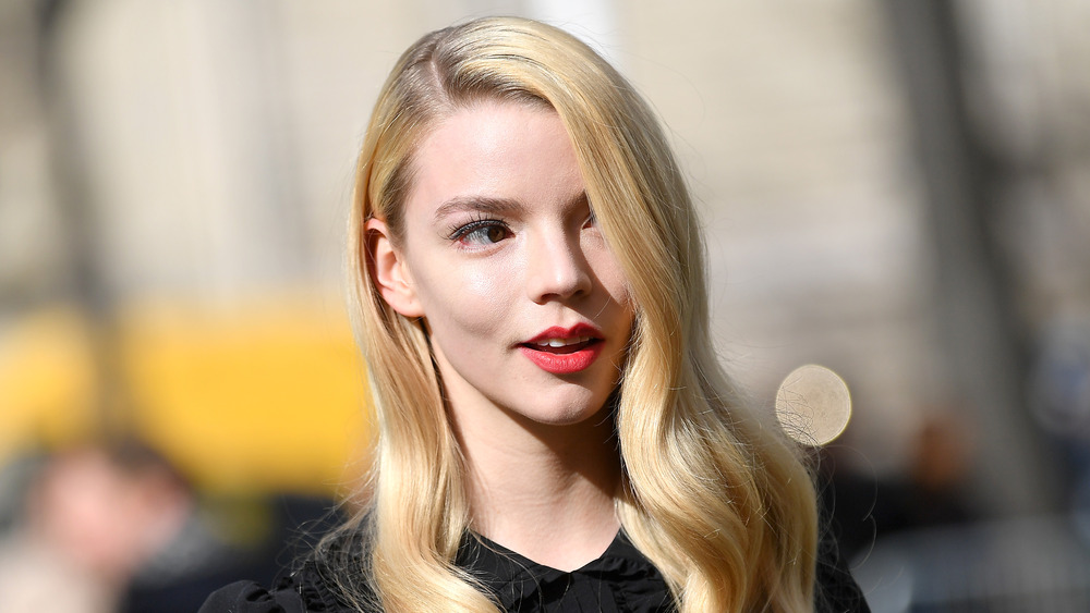 Anya Taylor-Joy in nero