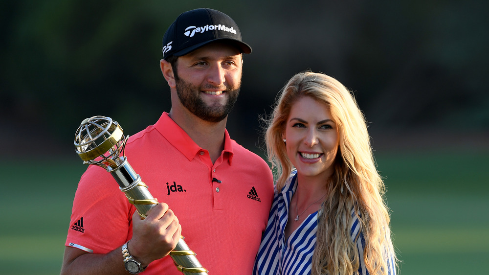 Jon Rahm in posa con la moglie Kelley Cahill 