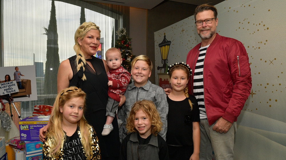 Tori Spelling e Dean McDermott posano con i loro figli 