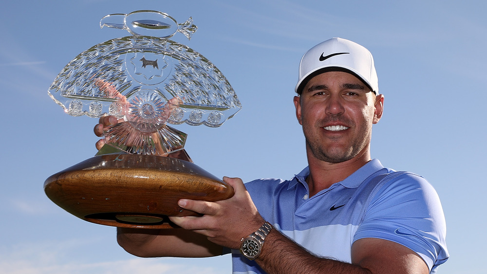 Brooks Koepka con in mano un trofeo