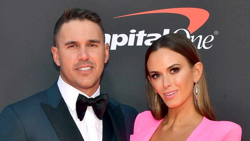 Brooks Koepka e Jena Sims sorridono