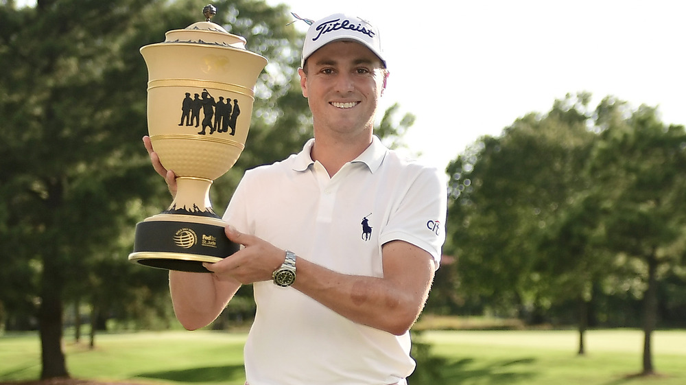 Justin Thomas con in mano un grande premio 