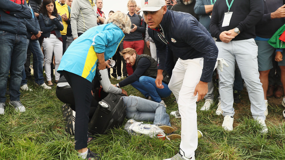 Brooks Koepka controlla il fan che ha ferito 