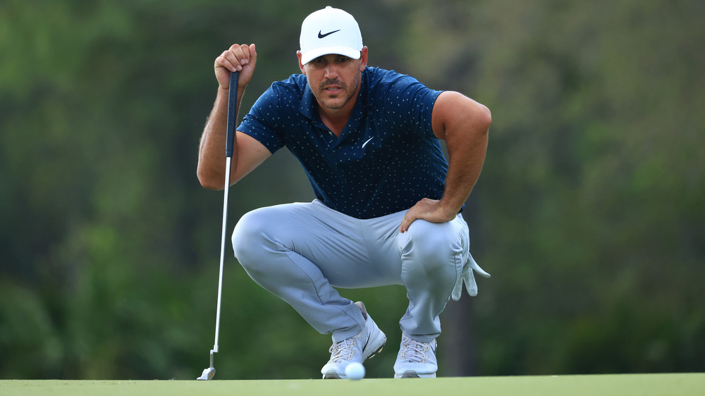 Brooks Koepka accovacciato sul campo da golf