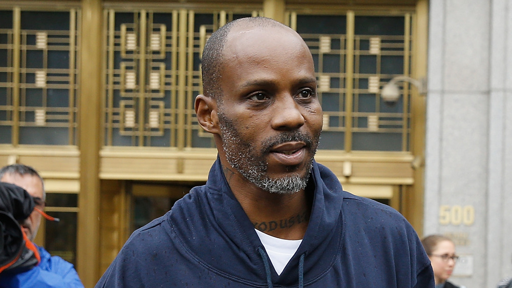 DMX che cammina fuori dal tribunale