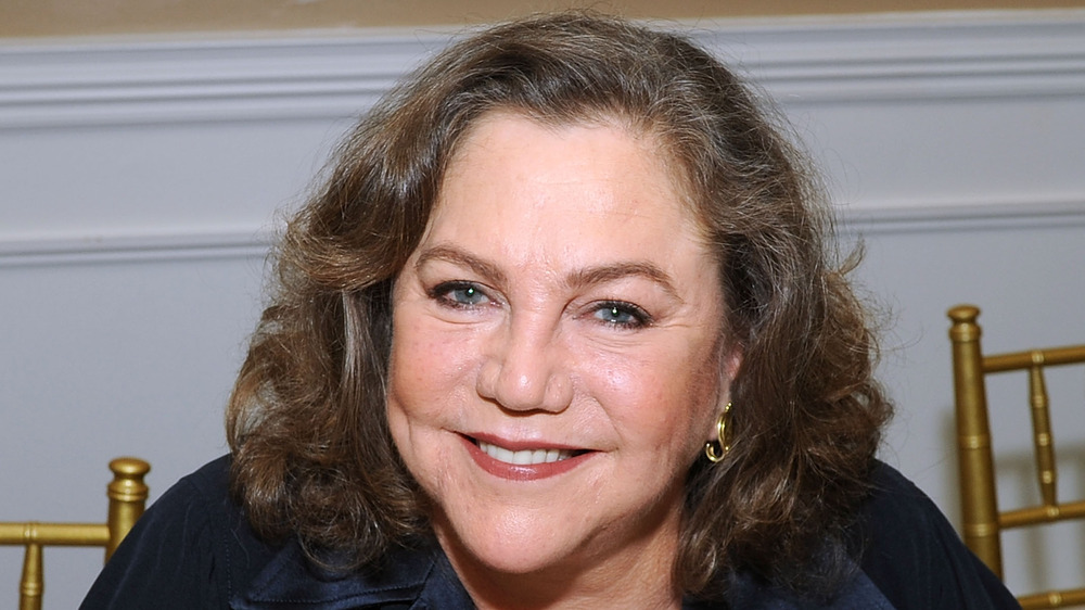 Kathleen Turner sorride