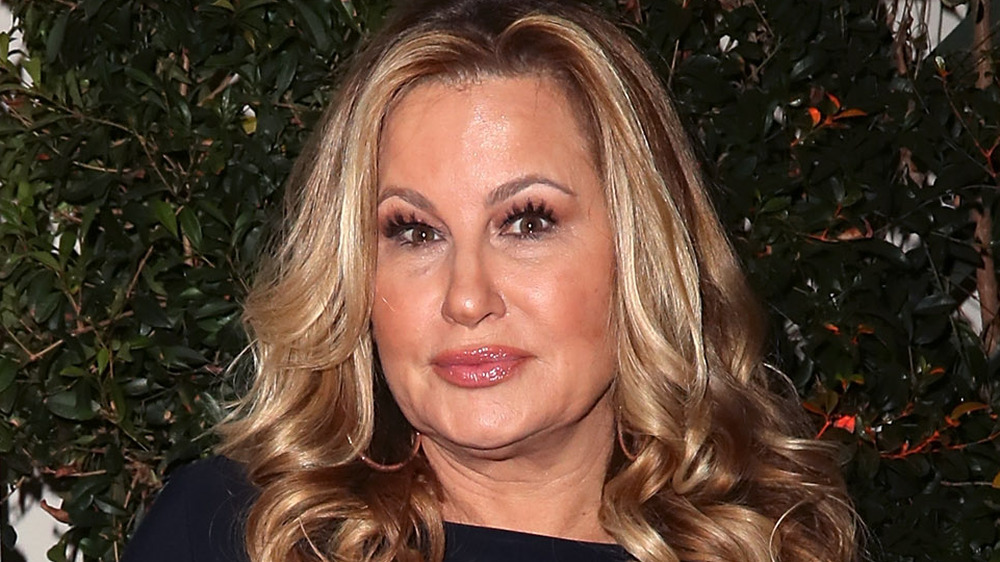 Jennifer Coolidge che guarda l'obbiettivo