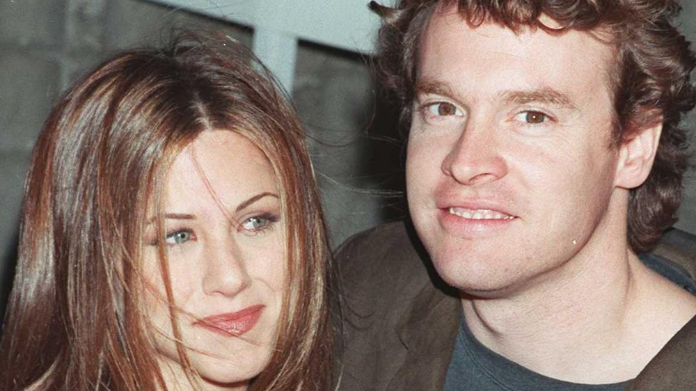 Jennifer Aniston e Tate Donovan sorridono