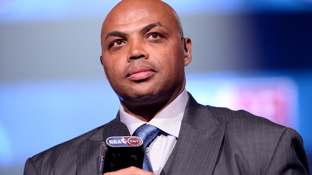   Charles Barkley parla sul palco mentre Fall Out Boy sale sul palco dell'American Express All-Star Live