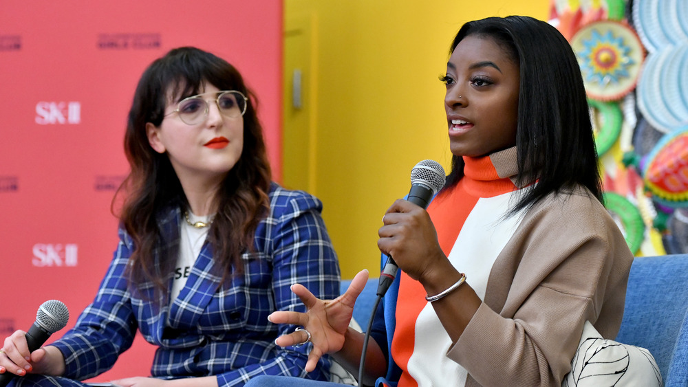 imone Biles visita il Lower Eastside Girls Club con SK-II