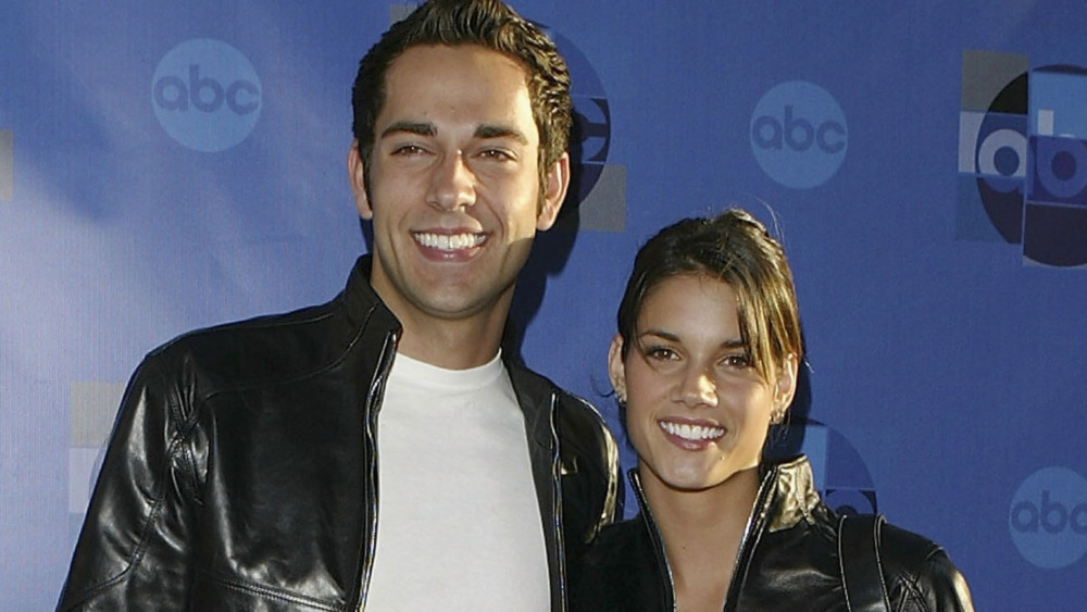 Missy Peregrym e Zachary Levi sorridono entrambi