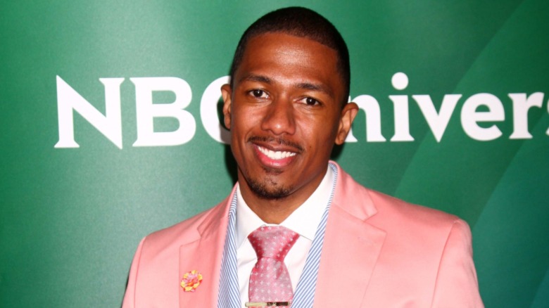 Nick Cannon sorride