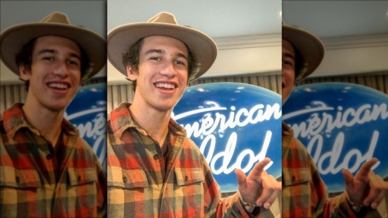 Wyatt Pike in posa davanti al logo di American Idol