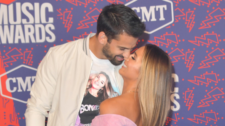 Eric Decker e Jessie James Decker toccano il naso