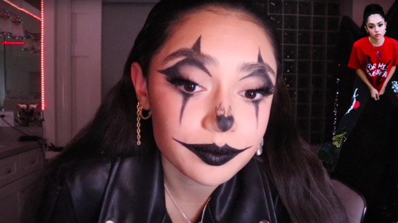 Avani Gregg nel trucco da clown