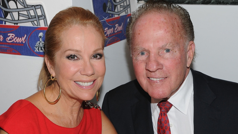 Frank Gifford e Kathie Lee Gifford sorridono