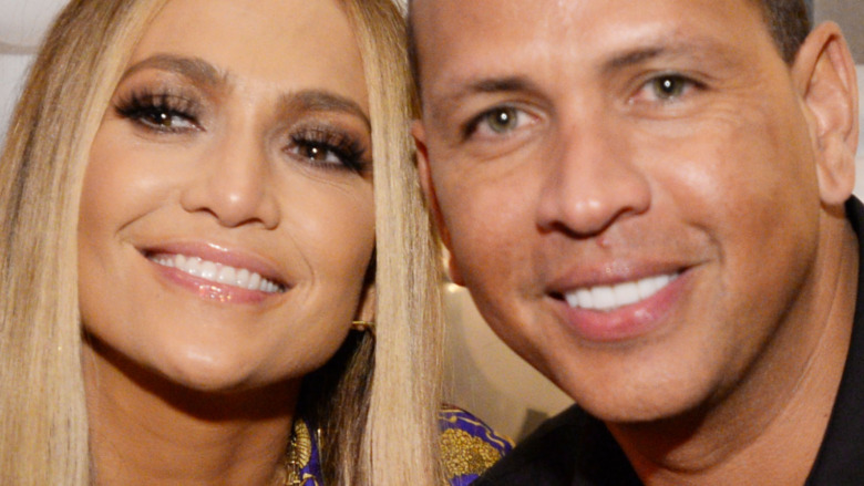 Jennifer Lopez e Alex Rodriguez sorridono