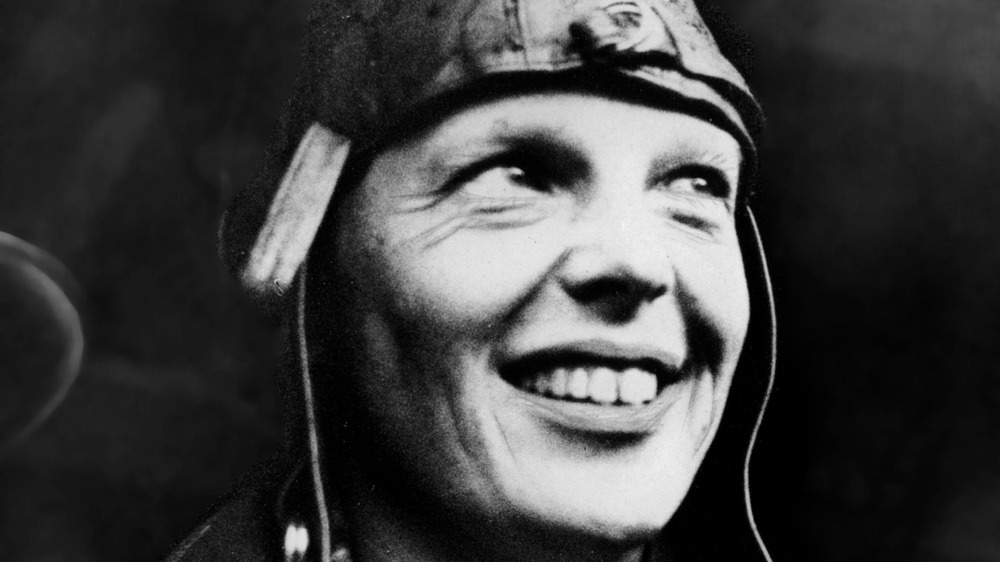 Amelia Earhart in un ritratto