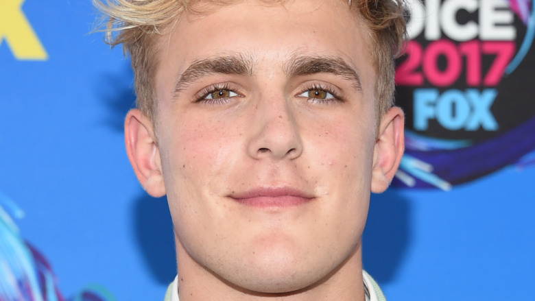 Jake Paul guarda la telecamera e sorride