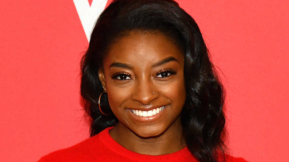 Simone Biles rivela? VS?  Il film teaser della serie per la bellezza è #NOCOMPETITION