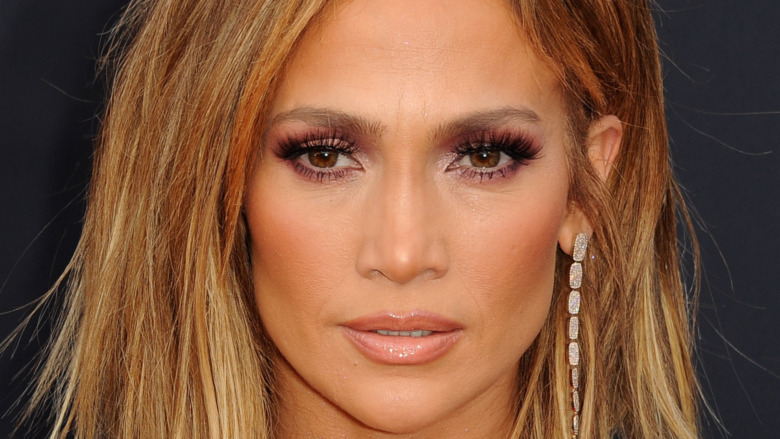 Jennifer Lopez su un tappeto rosso 