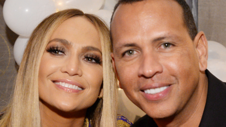 Jennifer Lopez e Alex Rodriguez sorridono