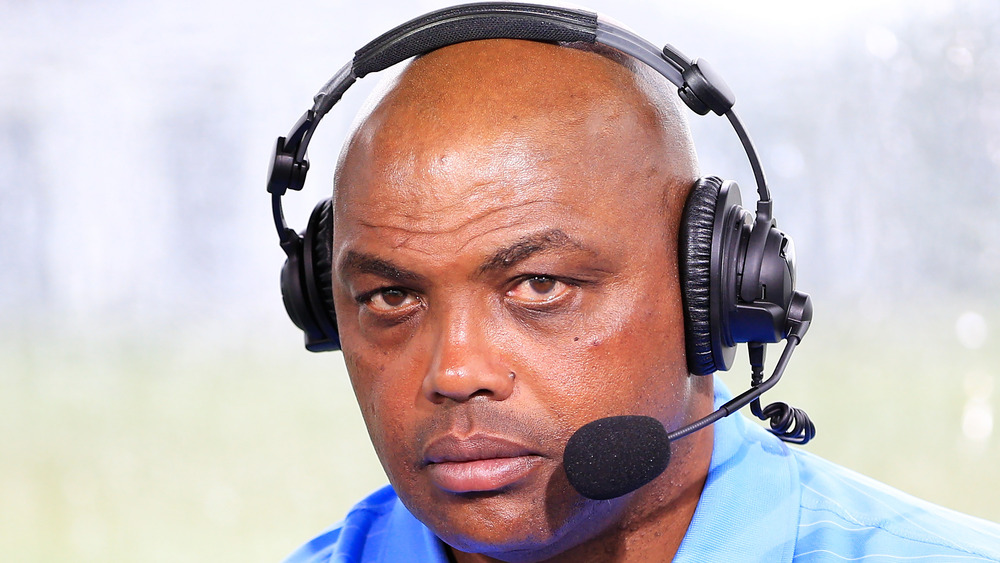 Charles Barkley commenta dallo stand durante The Match: Champions For Charity al Medalist Golf Club