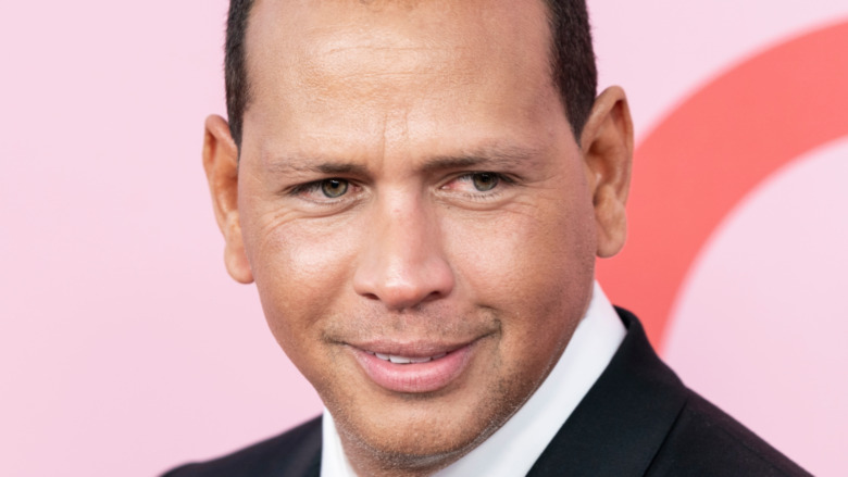 Alex Rodriguez sorride sul tappeto rosso