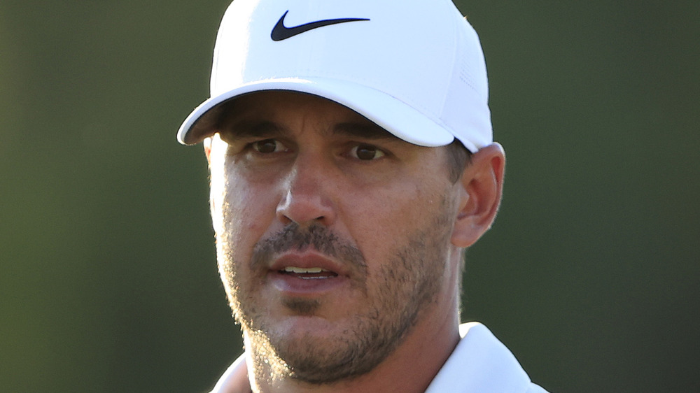 Brooks Koepka indossa un cappellino Nike bianco