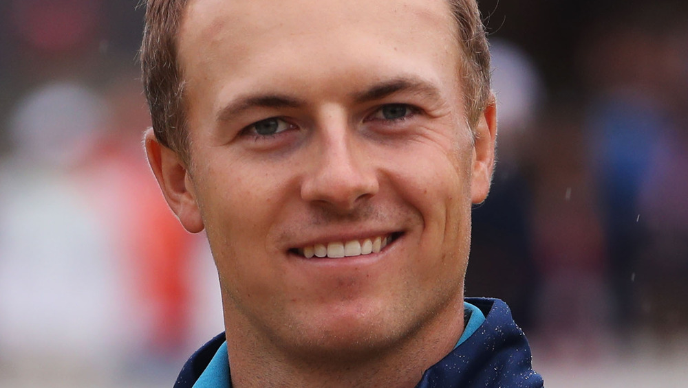 Jordan Spieth sorride a un evento di golf