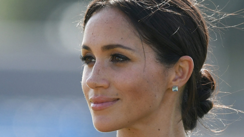 Meghan Markle sorride