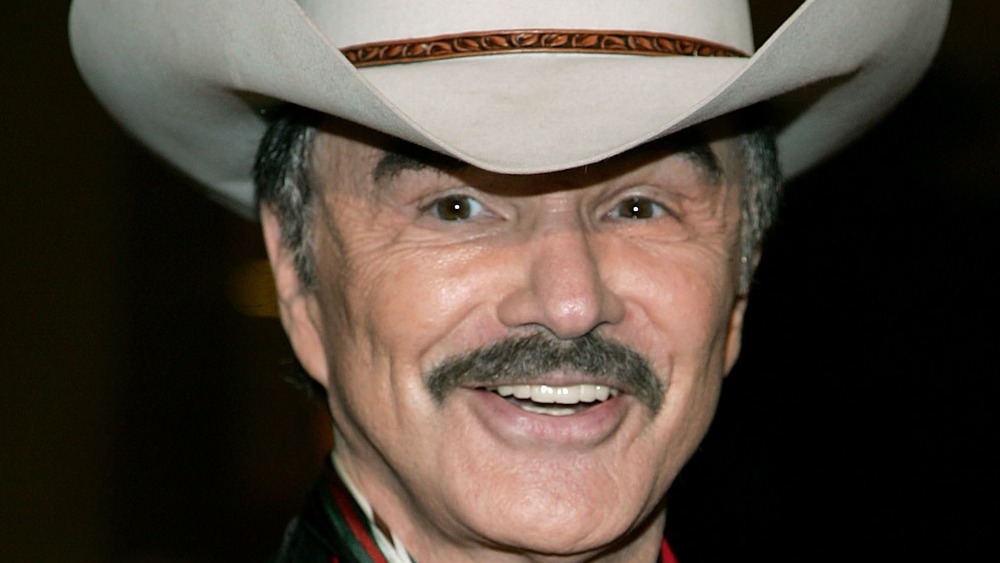 Burt Reynolds sorride