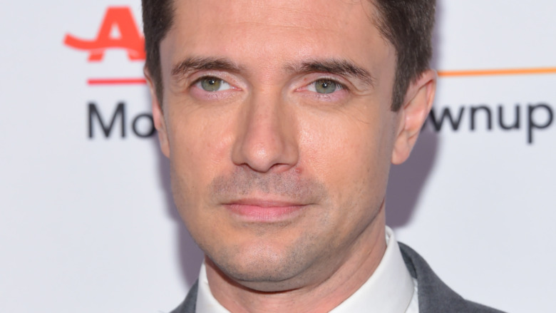 Topher Grace sorrideva 