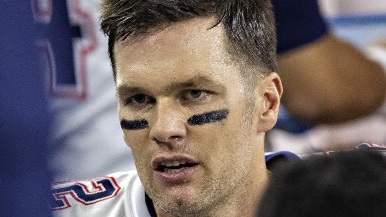 Tom Brady indossa un occhio nero e abbigliamento da football