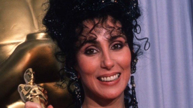 Cher tiene il suo Oscar come migliore attrice protagonista per "Moonstruck" agli Academy Awards l