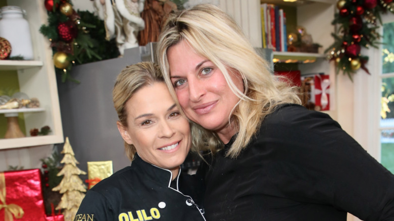 Cat Cora in posa con la moglie Nicole Ehrlich