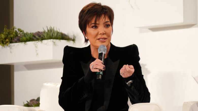 Kris Jenner con in mano un microfono