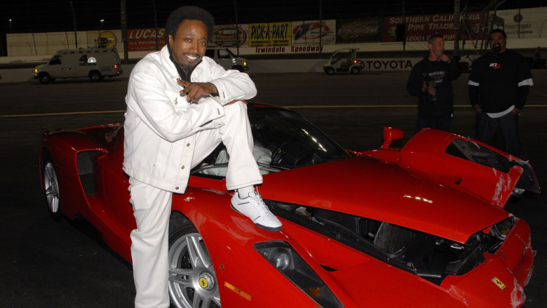 Eddie Griffin posa con una Ferrari Enzo distrutta 