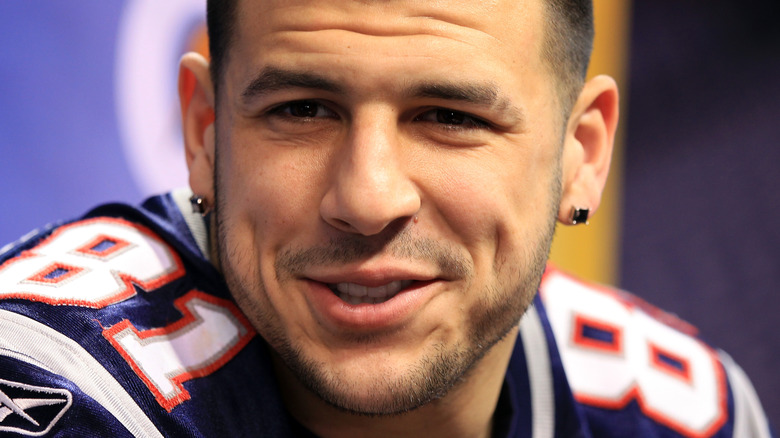 Aaron Hernandez sorride 