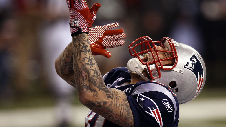 Aaron Hernandez festeggia sul campo