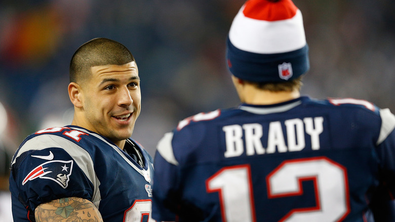 Aaron Hernandez parla con Tom Brady sul campo 